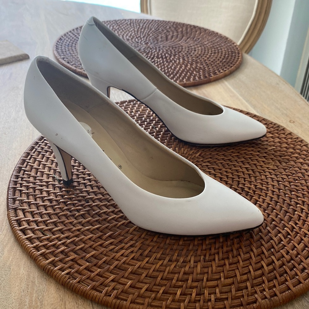 Size 8 Caressa pumps. Off white leather upper